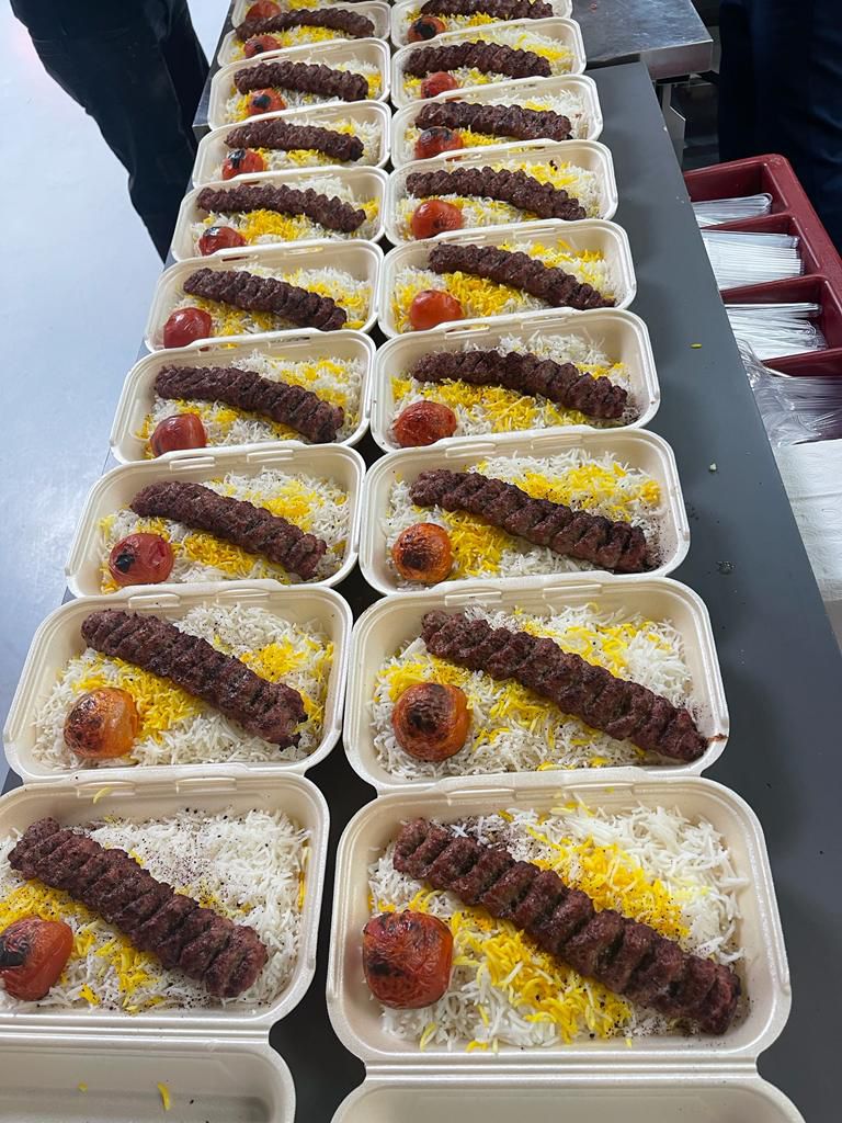 Rijen bereide kebab- en rijstmaaltijden van Aryana Restaurant