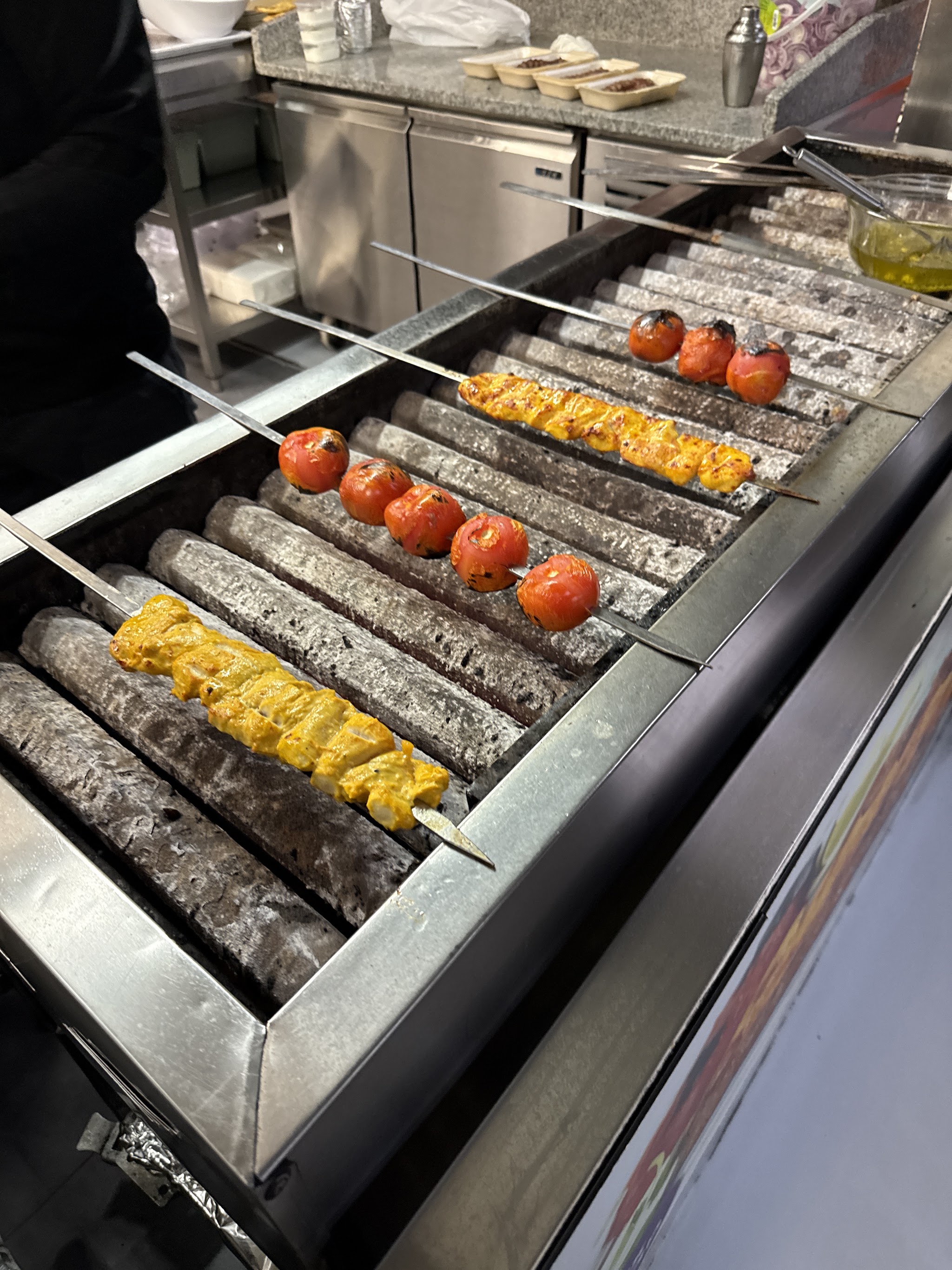 Kebab en tomaten op de grill bij Aryana